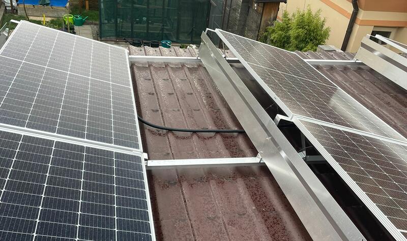 Reference: Fotovoltaická elektrárna s realizací na rovné plechové střeše - Zdice