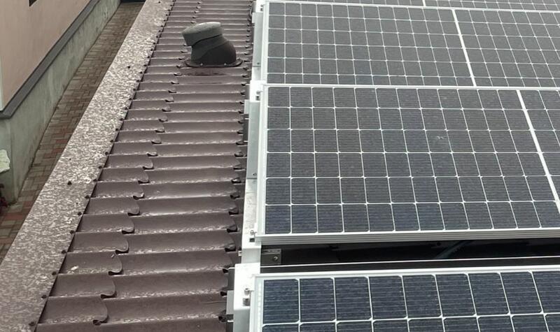 Reference: Fotovoltaická elektrárna s realizací na rovné plechové střeše - Zdice