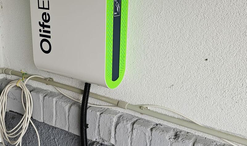 Reference: Fotovoltaická elektrárna s realizací na rovné plechové střeše - Zdice