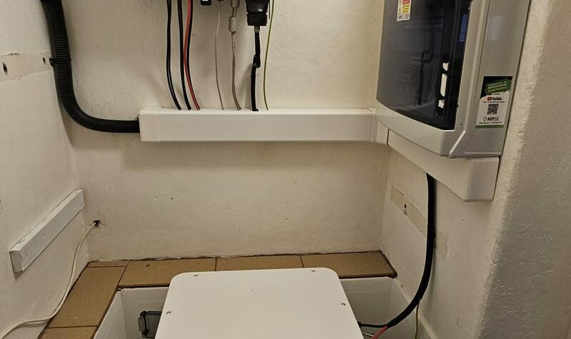 Reference: Fotovoltaická elektrárna s realizací na rovné plechové střeše - Zdice