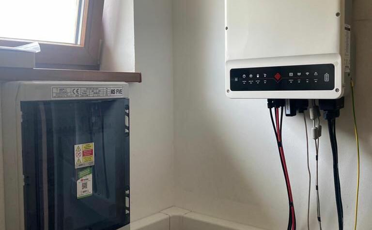 Reference: Solární elektrárna s uložením do baterií - Louka u Litvínova 