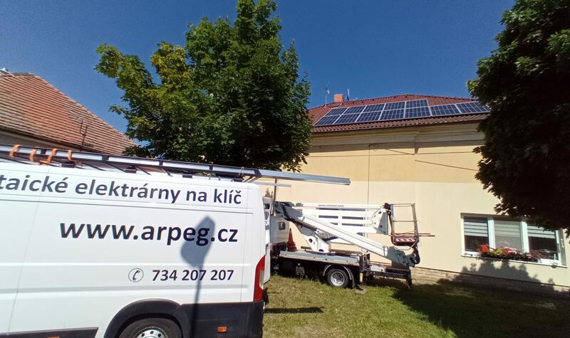 Reference: Instalace fotovoltaiky na polovalbovou střechu - Čelákovice-Sedlčánky