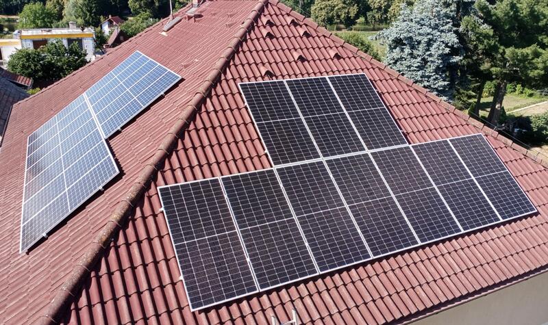 Reference: Instalace fotovoltaiky na polovalbovou střechu - Čelákovice-Sedlčánky