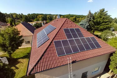 Reference: Instalace fotovoltaiky na polovalbovou střechu - Čelákovice-Sedlčánky 