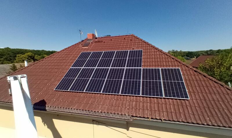 Reference: Instalace fotovoltaiky na polovalbovou střechu - Čelákovice-Sedlčánky