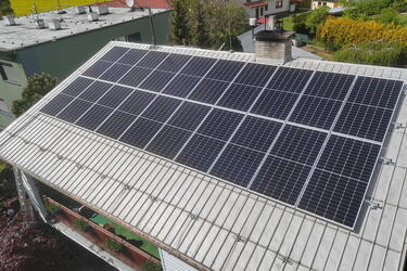 Reference: Fotovoltaická elektrárna na klíč montována na sedlovou střechu v Holešově 