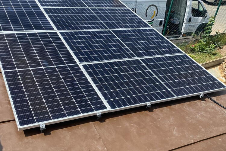 Reference: Fotovoltaická elektrárna instalovaná na rovnou střechu v Srbech 