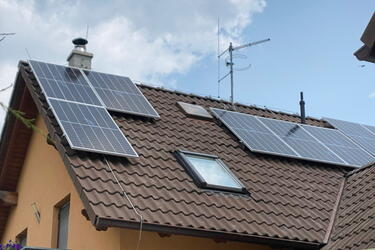 Reference: Fotovoltaika s bateriovým úložištěm instalovaná na sedlovou střechu - Obříství-Dušníky 
