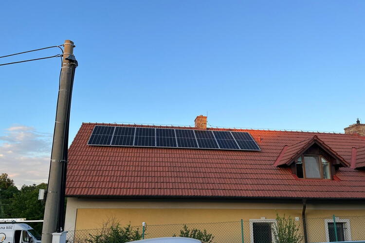 Reference: Fotovoltaická elektrárna s vyřízením dotace montovaná v Radíkově 