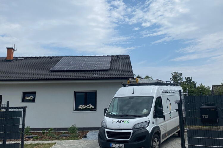 Reference: Fotovoltaická elektrárna s baterií na klíč realizovaná v Čeradicích 