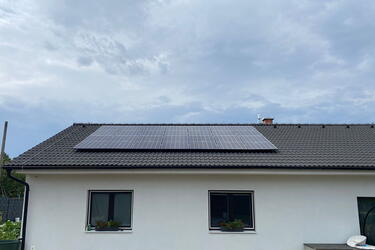 Reference: Fotovoltaická elektrárna s baterií na klíč realizovaná v Čeradicích 