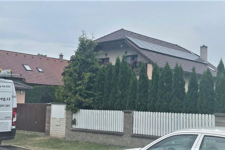 Reference: Solární elektrárna s uložením do baterií - Libějovice 
