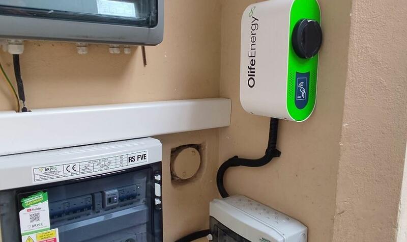 Reference: Solární elektrárna s uložením do baterií - Újezd 