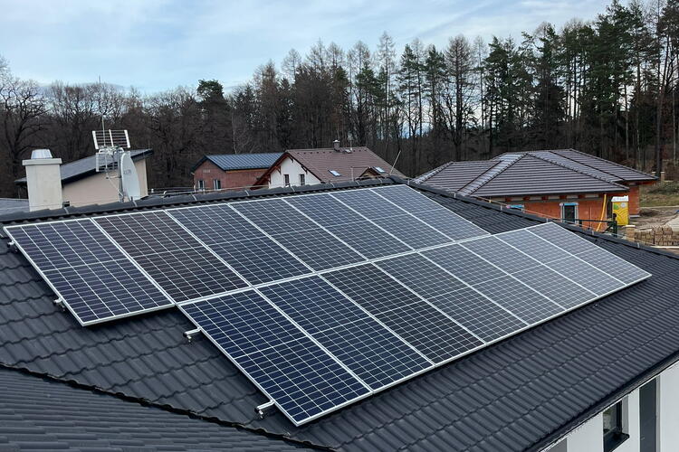 Reference: Solární elektrárna instalovaná ve Vyžlovce ve Středočeském kraji 
