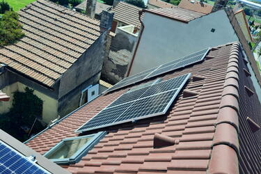 Reference: Fotovoltaické panely montované na sedlovou střechu - Velké Přítočno 