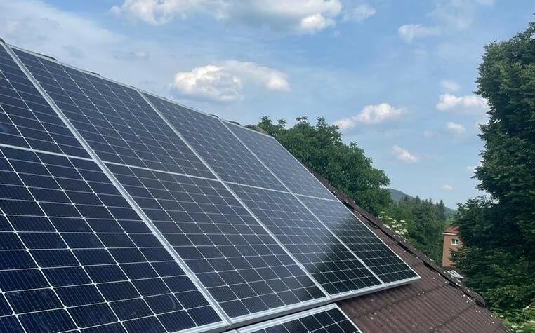 Reference: Fotovoltaická elektrárna s uložením do baterií - Jince