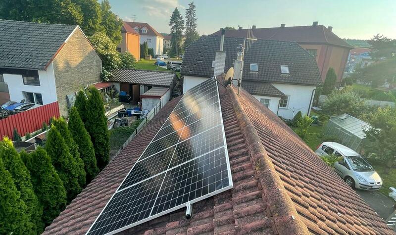Reference: Fotovoltaická elektrárna s uložením do baterií - Jince