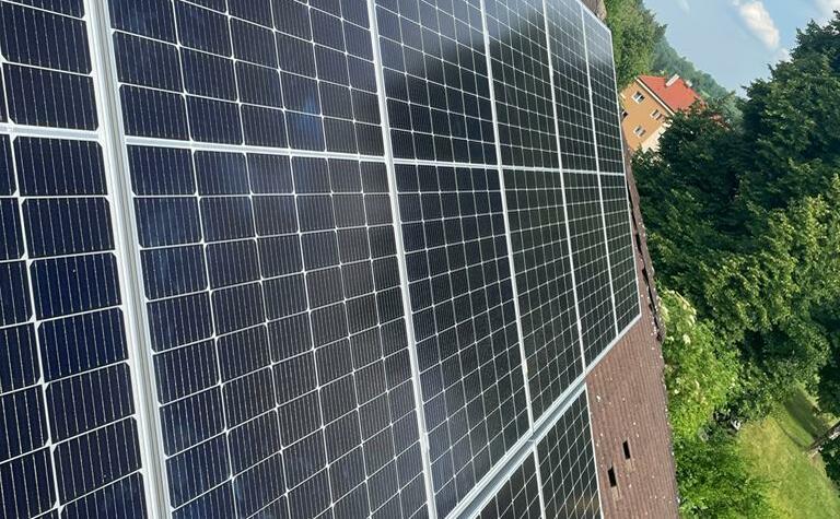 Reference: Fotovoltaická elektrárna s uložením do baterií - Jince