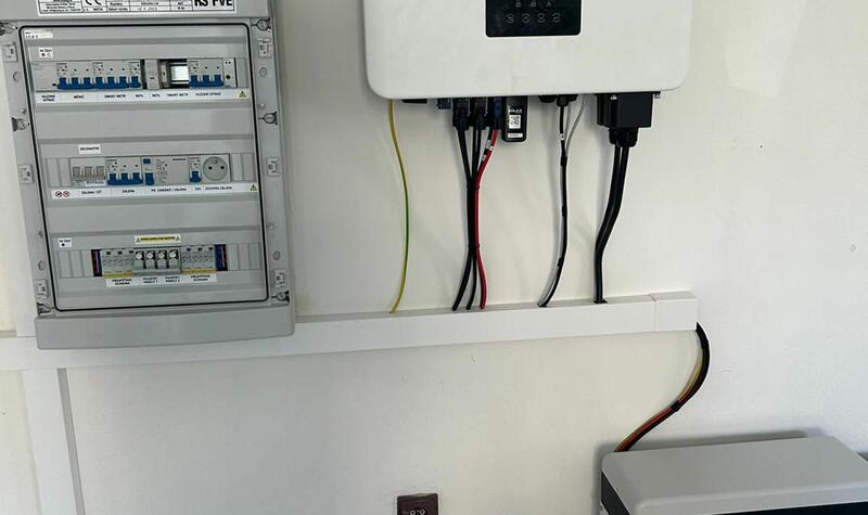 Reference: Fotovoltaická elektrárna s uložením do baterií - Jince