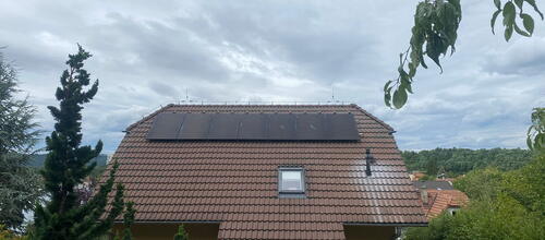 Reference Solární elektrárna s bateriovým úložištěm realizovaná v Praze 