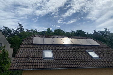 Reference: Solární elektrárna s bateriovým úložištěm realizovaná v Praze 
