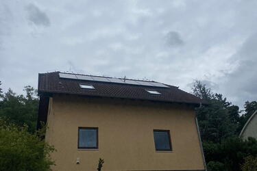 Reference: Solární elektrárna s bateriovým úložištěm realizovaná v Praze 
