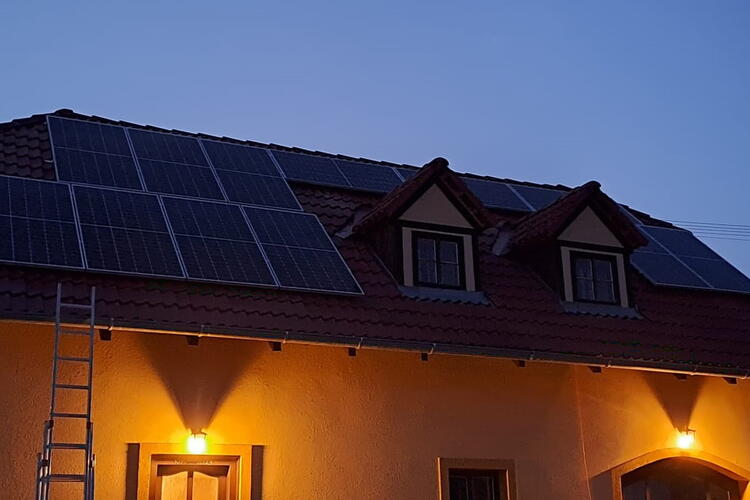 Reference: Fotovoltaická elektrárna na klíč, instalovaná na polovalbovou střechu - Kutná Hora-Malín 