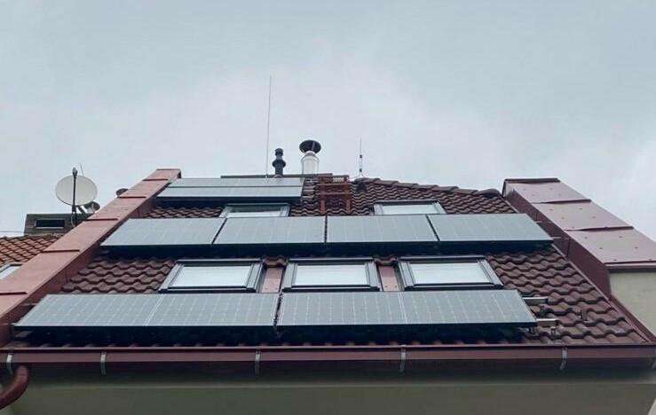 Reference: Fotovoltaická elektrárna s akumulací do baterií realizovaná v Praze 