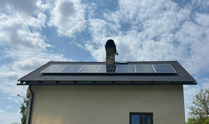 Reference: Fotovoltaická elektrárna s akumulací do baterií instalována v Železném Brodě 