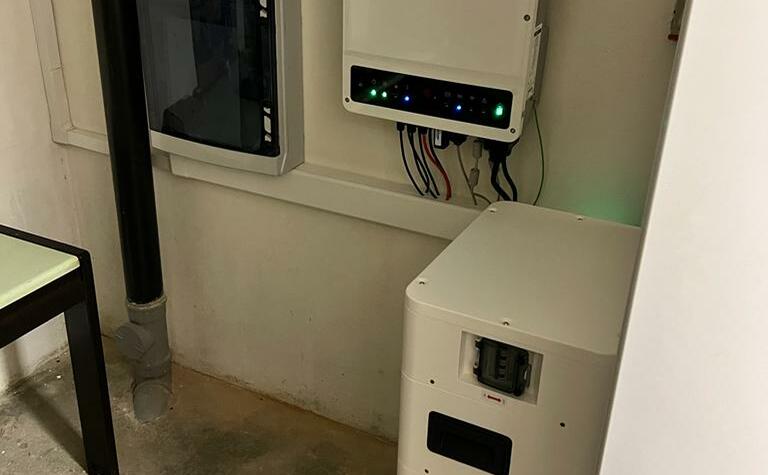 Reference: Fotovoltaická elektrárna s akumulací do baterií instalována v Železném Brodě 