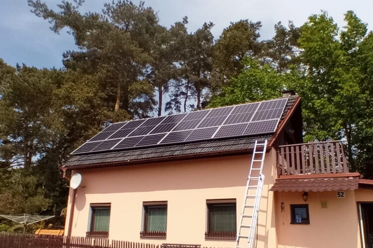 Reference: Solární elektrárna s využitím baterií instalovaná v Zíchovci 