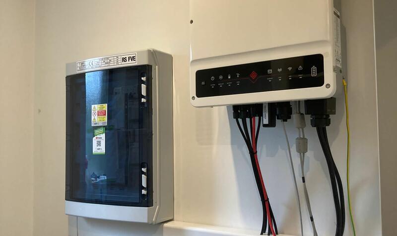 Reference: Solární elektrárna s využitím baterií instalována ve Velkém Přítočně 