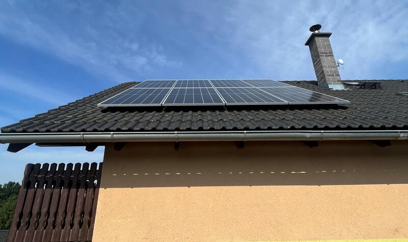 Reference: Solární elektrárna s využitím baterií instalovaná v Měníku 