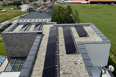 Reference: Fotovoltaická elektrárna s využitím baterií realizovaná v Luženičkách 