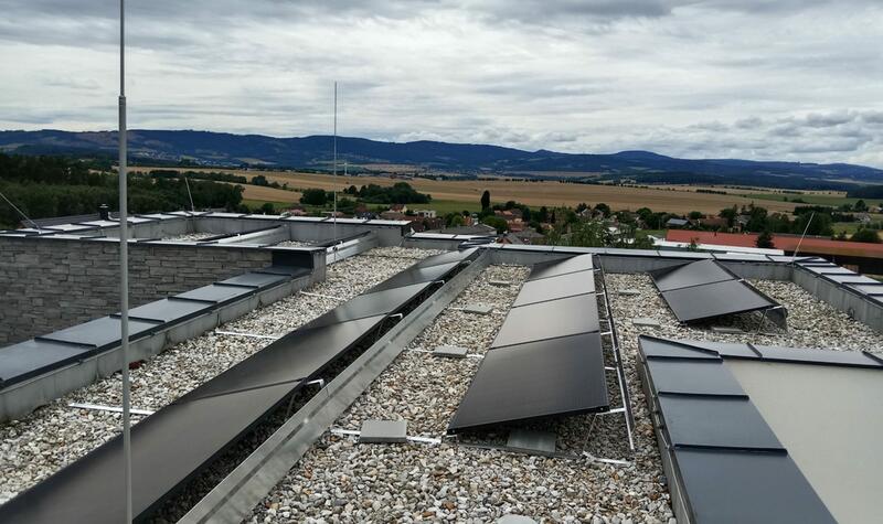 Reference: Fotovoltaická elektrárna s využitím baterií realizovaná v Luženičkách 