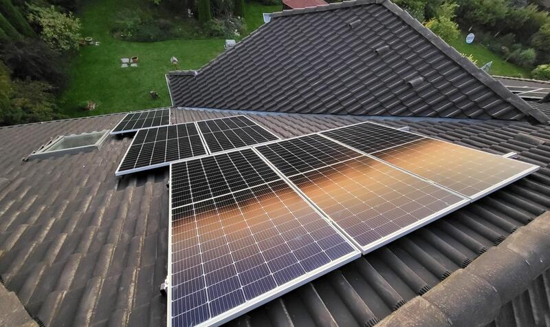 Reference: Fotovoltaická elektrárna instalovaná na valbovou střechu v Šestajovicích