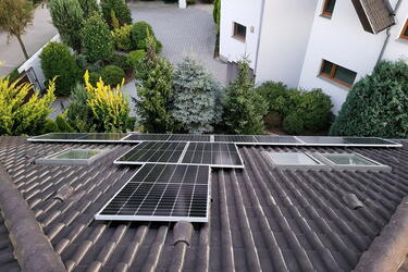 Reference: Fotovoltaická elektrárna instalovaná na valbovou střechu v Šestajovicích 