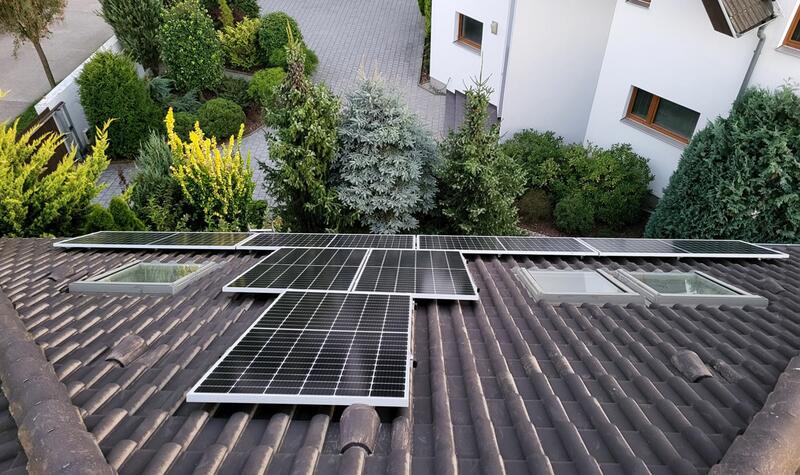 Reference: Fotovoltaická elektrárna instalovaná na valbovou střechu v Šestajovicích