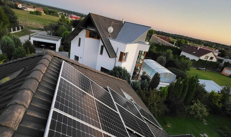 Reference: Fotovoltaická elektrárna instalovaná na valbovou střechu v Šestajovicích