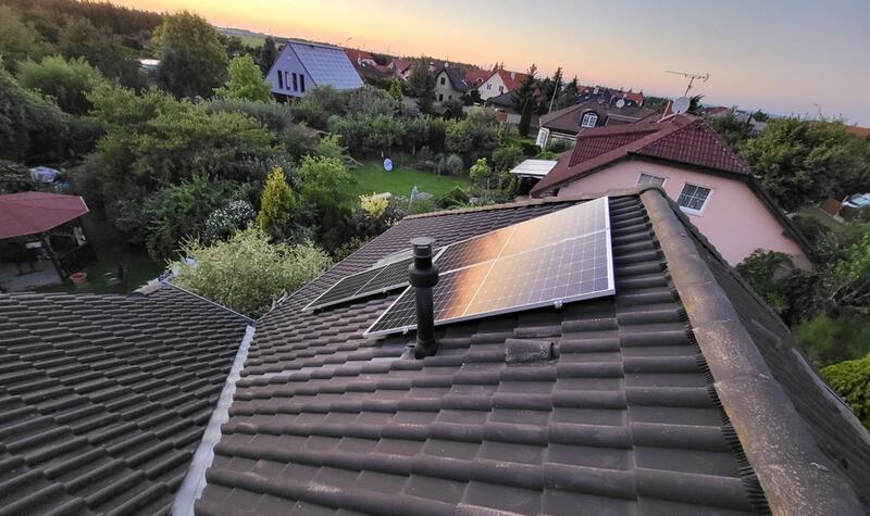 Reference: Fotovoltaická elektrárna instalovaná na valbovou střechu v Šestajovicích