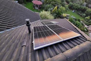 Reference: Fotovoltaická elektrárna instalovaná na valbovou střechu v Šestajovicích 