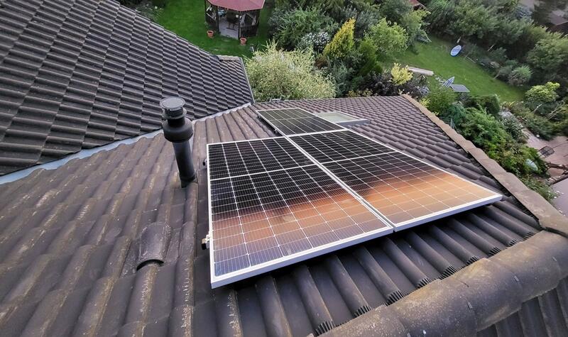Reference: Fotovoltaická elektrárna instalovaná na valbovou střechu v Šestajovicích