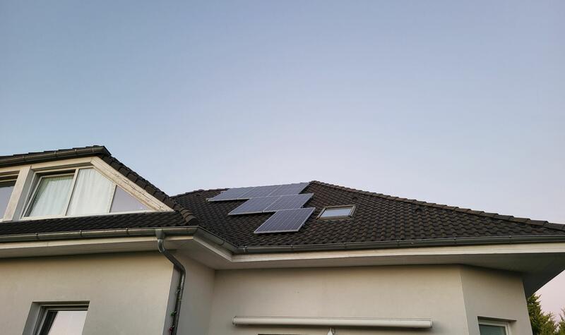 Reference: Fotovoltaická elektrárna instalovaná na valbovou střechu v Šestajovicích
