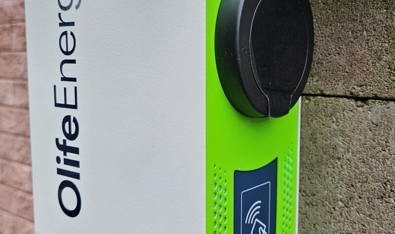 Reference: Fotovoltaická elektrárna s autonabíječkou realizována v Hostíně