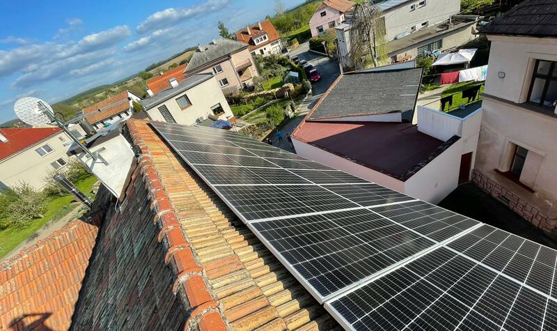 Reference: Fotovoltaická elektrárna s autonabíječkou montovaná v Holicích 