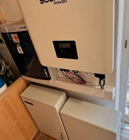 Reference: Fotovoltaická elektrárna s autonabíječkou montovaná v Holicích 