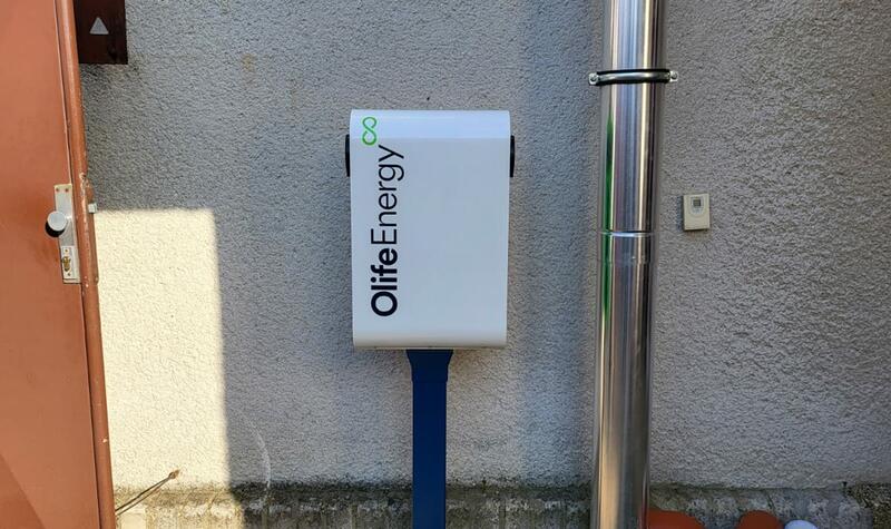 Reference: Solární elektrárna s autonabíječkou, instalovaná v Pečkách