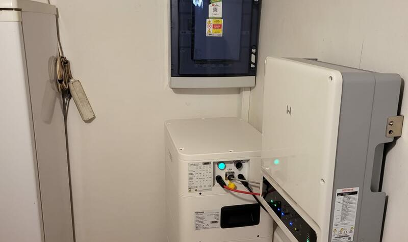 Reference: Solární elektrárna s autonabíječkou, instalovaná v Pečkách