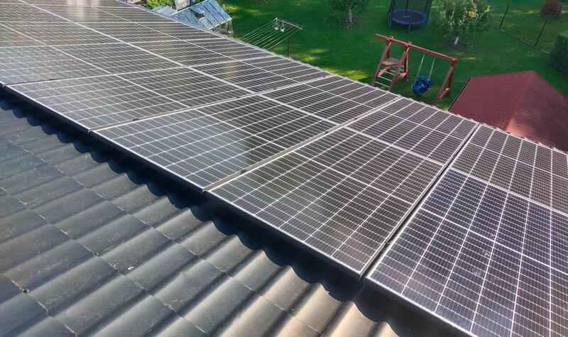 Reference: Fotovoltaická elektrárna s nabíjením baterií, realizovaná v Raškovicíh 