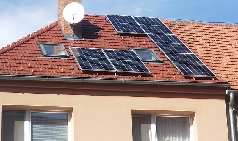 Reference: Fotovoltaická elektrárna s bateriemi a dobíjecí stanici pro elektromobily - Třebíč 